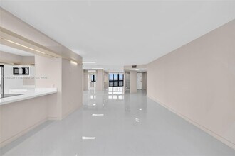 2333 Brickell Ave, Unit 1701 in Miami, FL - Building Photo - Building Photo