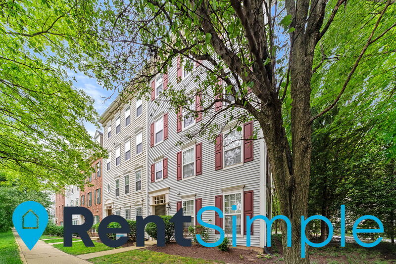 8099 Gatehouse Rd in Falls Church, VA - Foto de edificio