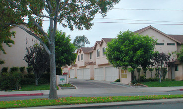 Oak Crest Villas in Costa Mesa, CA - Foto de edificio - Building Photo