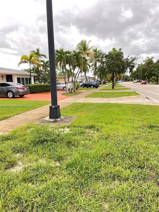 9711 Caribbean Blvd in Cutler Bay, FL - Foto de edificio - Building Photo