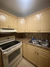 1305 W 46th St, Unit 112 in Hialeah, FL - Foto de edificio - Building Photo