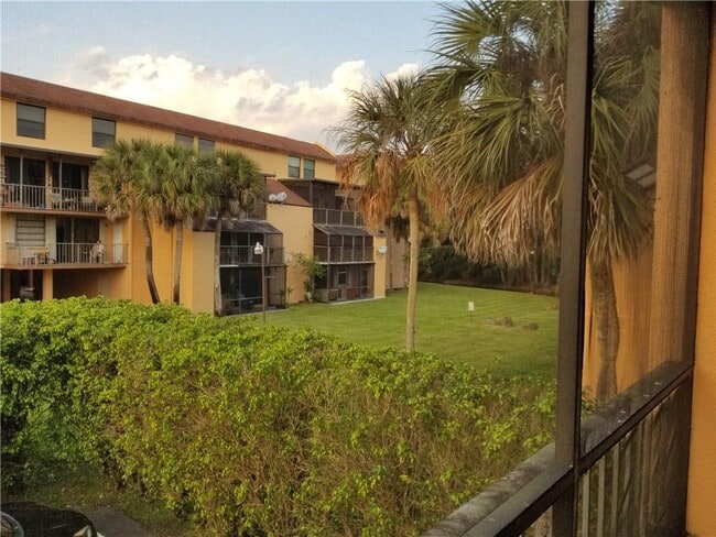 430 Commodore Dr, Unit 210 in Plantation, FL - Foto de edificio - Building Photo