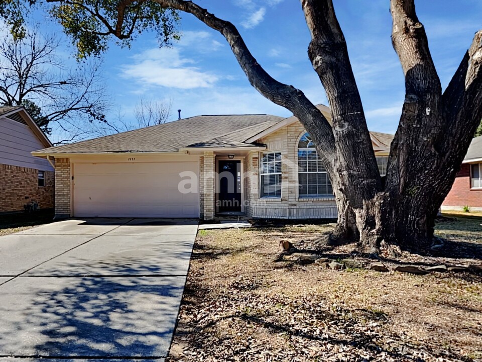 2222 Clear Ridge Dr in Humble, TX - Building Photo