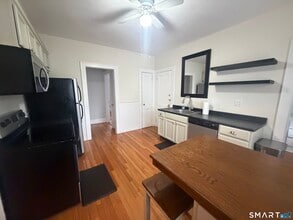 65 Burr St in West Hartford, CT - Building Photo - Building Photo