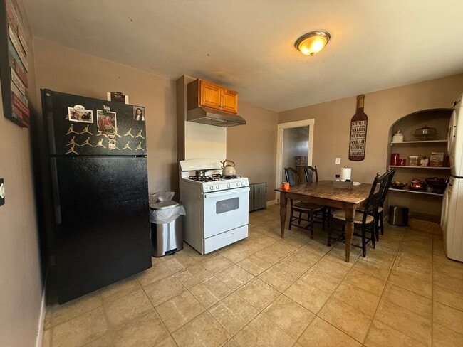 692 Moody St, Unit 2 in Waltham, MA - Foto de edificio - Building Photo