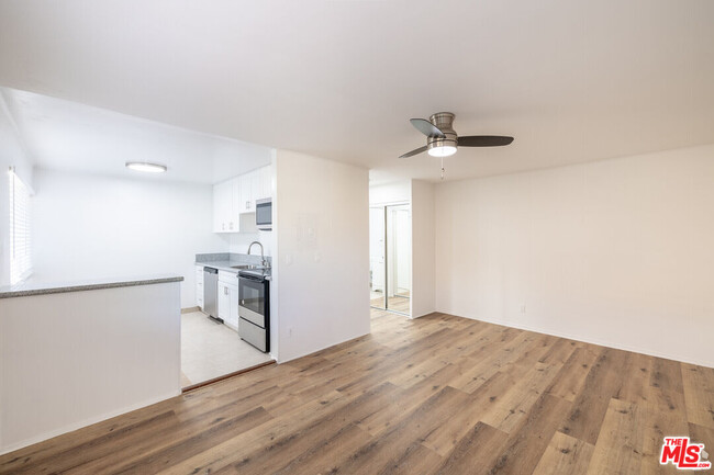 5541 Newcastle Ave in Los Angeles, CA - Building Photo - Building Photo