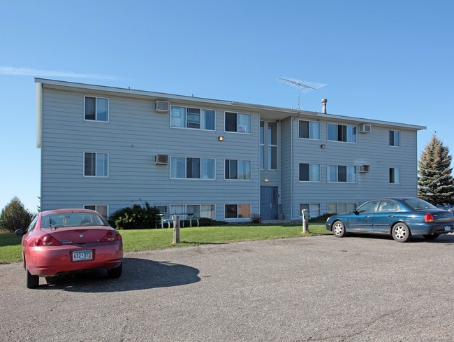 Freemont Apartments in Hutchinson, MN - Building Photo - Building Photo