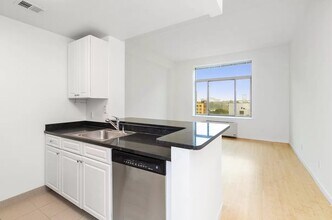 353 E 104th St in New York, NY - Foto de edificio - Building Photo