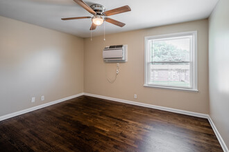 Roberts Park Apartments in Nashville, TN - Building Photo - Interior Photo