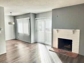 1830 N La Brea Ave in Los Angeles, CA - Building Photo - Building Photo