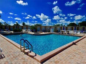 2161 NE 68th St, Unit 324 in Fort Lauderdale, FL - Foto de edificio - Building Photo