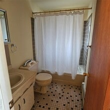 210 S 9th St in Lindenhurst, NY - Building Photo - Building Photo