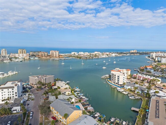 255 Dolphin Point in Clearwater, FL - Foto de edificio - Building Photo