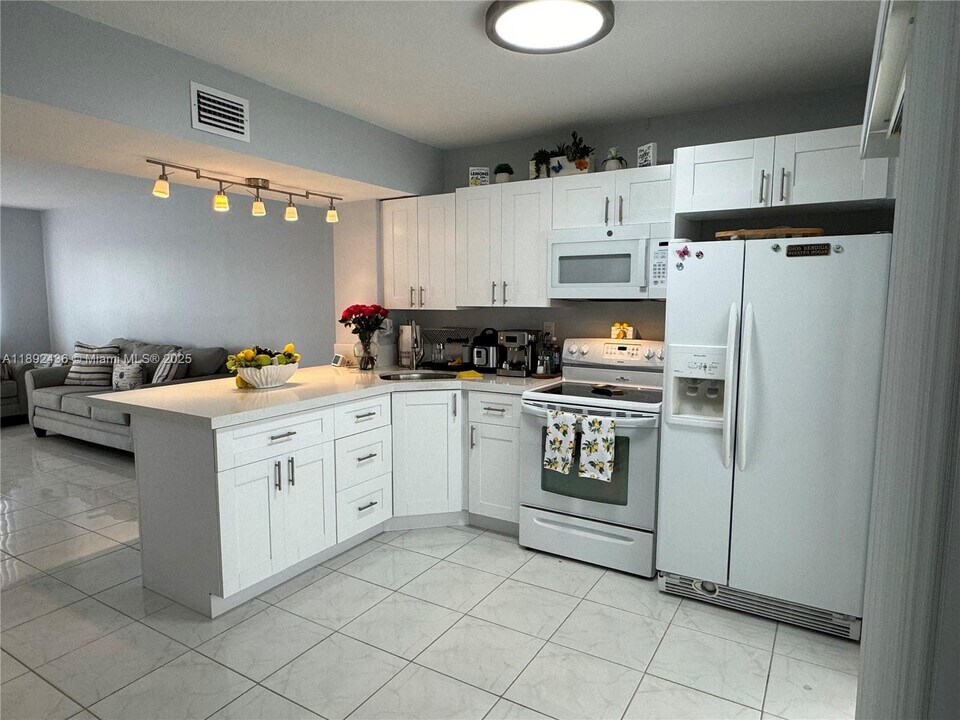 1817 SW 107th Ave in Miami, FL - Building Photo