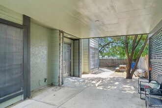 10609 Starcrest Dr in San Antonio, TX - Building Photo - Building Photo