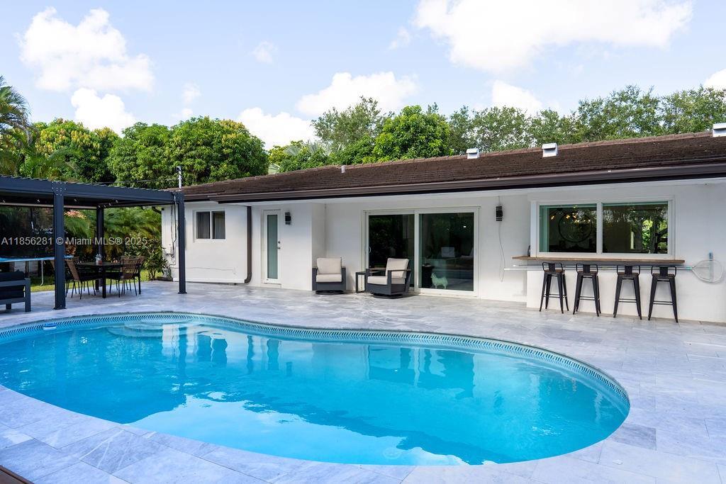 14941 SW 87th Ave in Palmetto Bay, FL - Foto de edificio