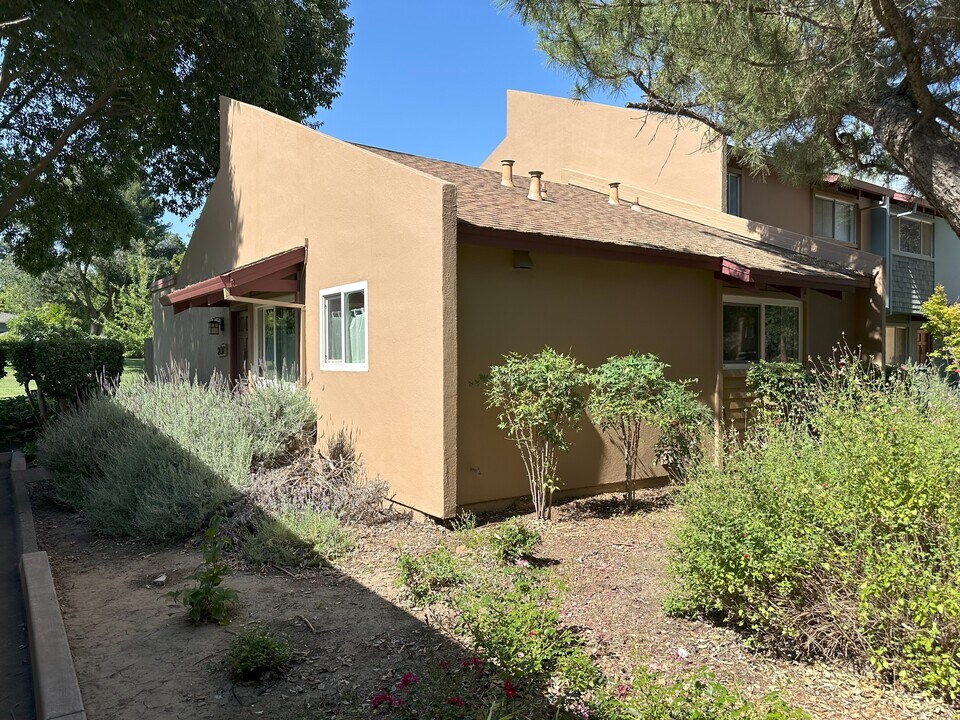 2137 Bella Casa St in Davis, CA - Building Photo