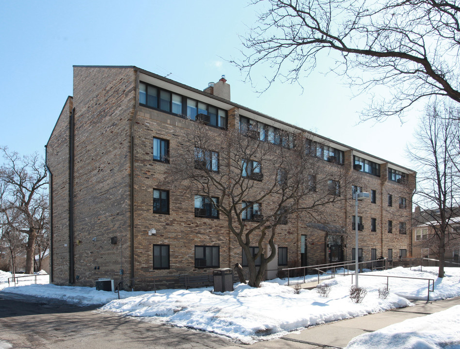 Oliver Manor in Minneapolis, MN - Building Photo