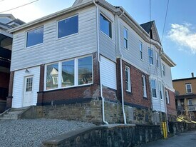 104 Magee Ave, Unit 2 in Jeannette, PA - Building Photo