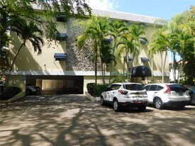 427 Santander Ave in Coral Gables, FL - Building Photo