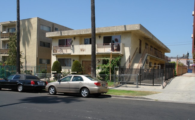 951 Menlo Ave in Los Angeles, CA - Building Photo - Building Photo