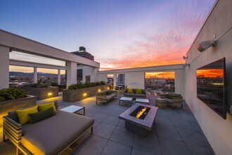 Desmond at Wilshire in Los Angeles, CA - Building Photo - Building Photo
