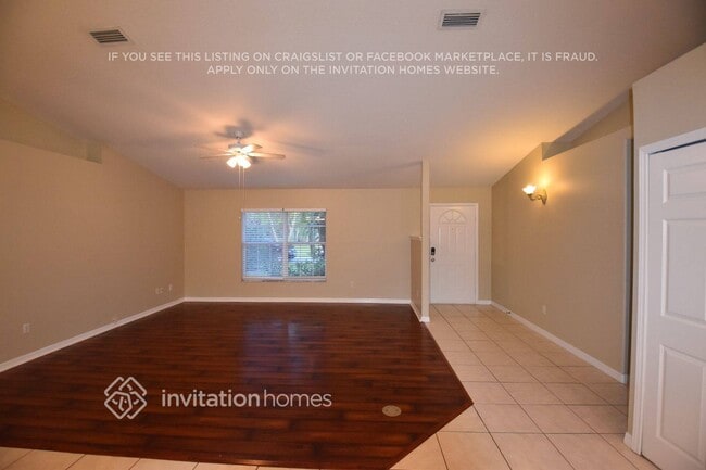 3104 Pine Tree Dr in Edgewater, FL - Foto de edificio - Building Photo