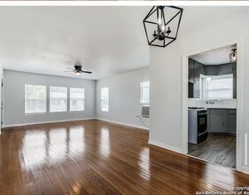 229 Greer St in San Antonio, TX - Foto de edificio - Building Photo