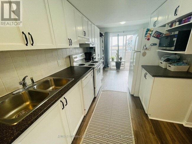 268 Meadowbreeze Dr in Ottawa, ON - Building Photo - Building Photo