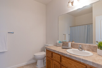 Cameron Crossing Apartments in Visalia, CA - Building Photo - Interior Photo