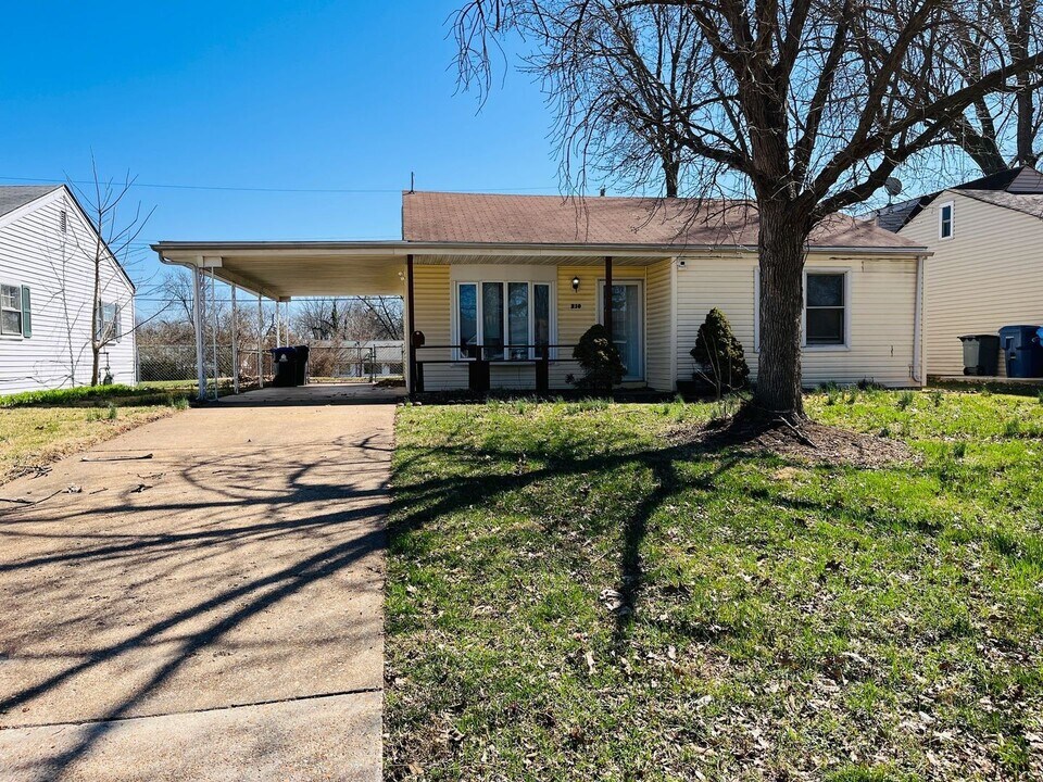 210 Brackleigh Ln in Florissant, MO - Building Photo