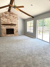 1 Darnell St in Conroe, TX - Foto de edificio - Building Photo