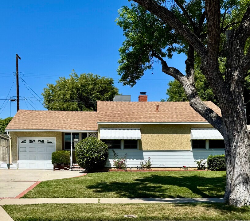 7451 Wish Ave in Los Angeles, CA - Building Photo