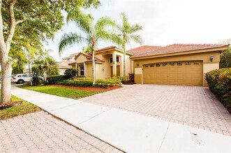 2983 Oakbrook Dr in Weston, FL - Building Photo - Building Photo
