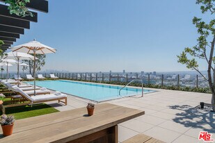 9040 W Sunset Blvd in West Hollywood, CA - Building Photo