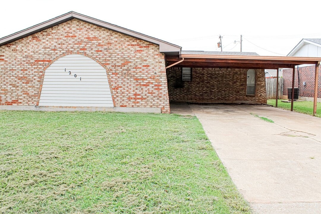 1201 N Gale Ave in Moore, OK - Building Photo