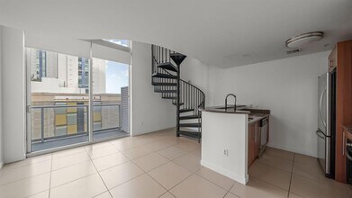 300 S Biscayne Blvd, Unit L-832 in Miami, FL - Building Photo - Building Photo