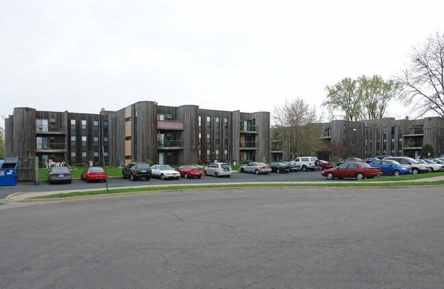 Metropolitan Towers in Bloomington, MN - Foto de edificio - Building Photo