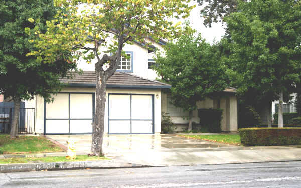 229 W Center St in Covina, CA - Foto de edificio - Building Photo