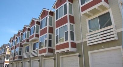 Olympic Square in Gig Harbor, WA - Foto de edificio - Building Photo