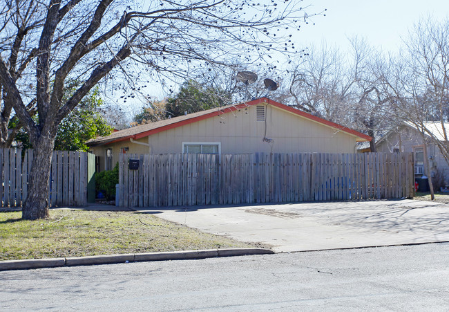 617 Clay St in Kerrville, TX - Building Photo - Building Photo