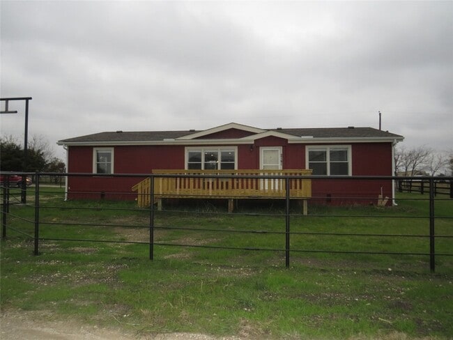 2141 Crockett Rd in Sanger, TX - Foto de edificio - Building Photo