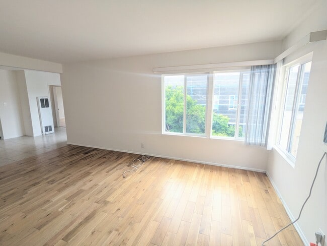 327 N Mariposa Ave, Unit 3 in Los Angeles, CA - Building Photo - Building Photo