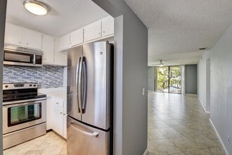 890 N Federal Hwy in Lantana, FL - Foto de edificio - Building Photo