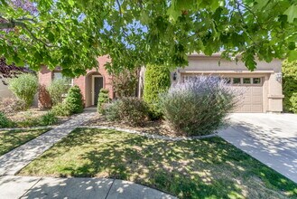 10577 Eagle Falls Way in Reno, NV - Building Photo - Building Photo