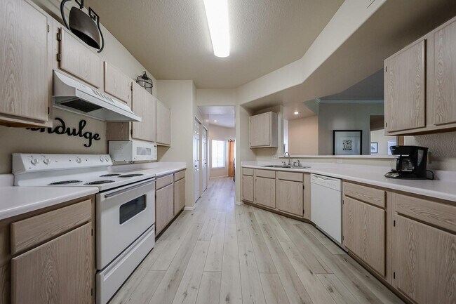 3236 E Chandler Blvd in Phoenix, AZ - Building Photo - Building Photo