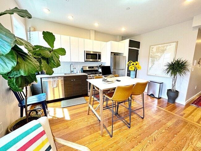 64 Frankfort St in Boston, MA - Building Photo - Building Photo