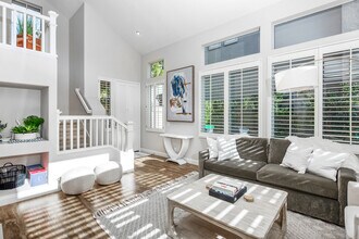 110 Lessay in Newport Beach, CA - Foto de edificio - Building Photo