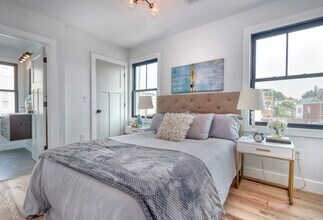 74 Brooks St, Unit 3 in Boston, MA - Building Photo - Building Photo