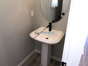 5013 Wuthering Ave in Sacramento, CA - Building Photo - Building Photo